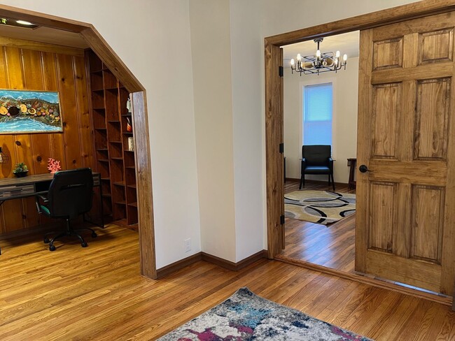 Building Photo - Detroid Shoreway Renovated  4 Bedroom, 2 B...
