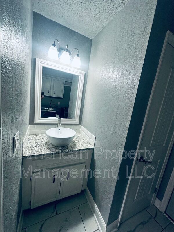 Building Photo - 7050 E 71st Ct