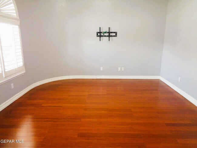 Building Photo - 2120 Greenlee Dr