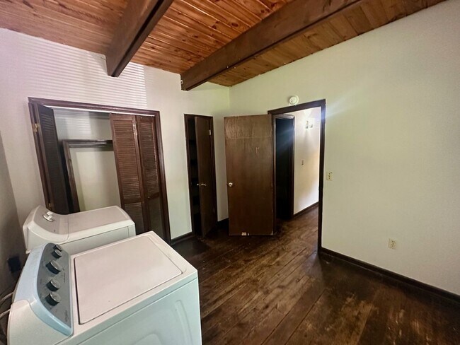 Building Photo - 400 Lindsay Rd