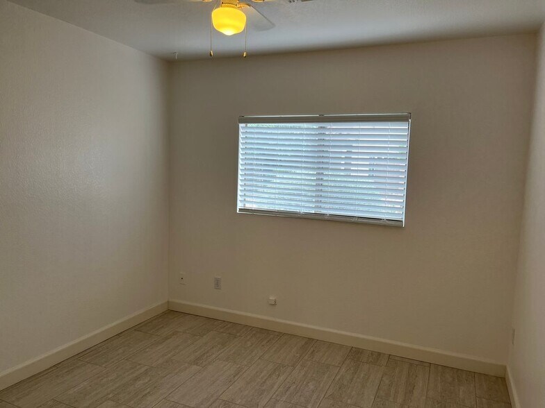 Building Photo - 2403 E Palm Beach Dr