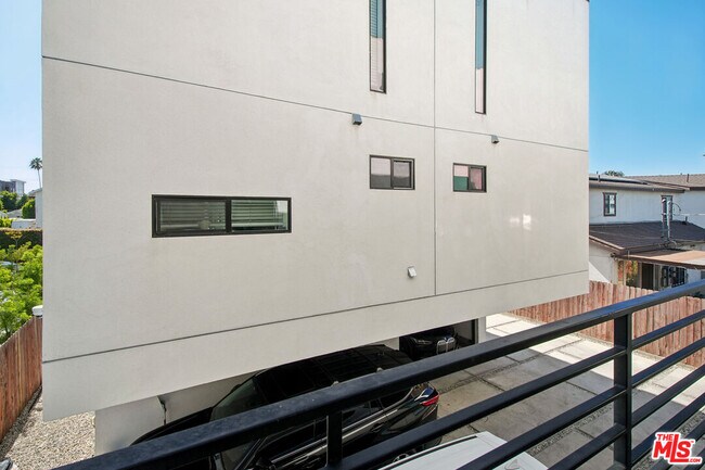 Building Photo - 662 N Mariposa Ave