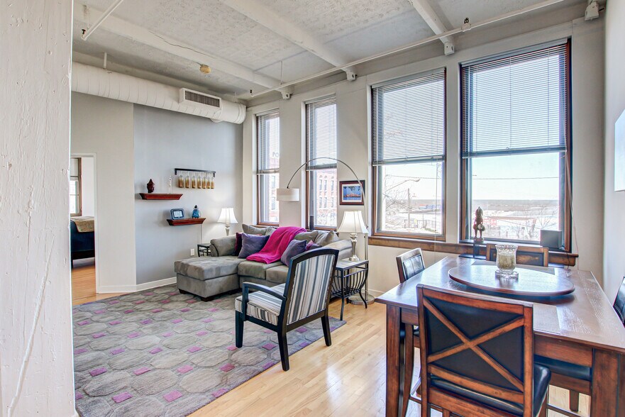 Building Photo - 1133 W 9th St