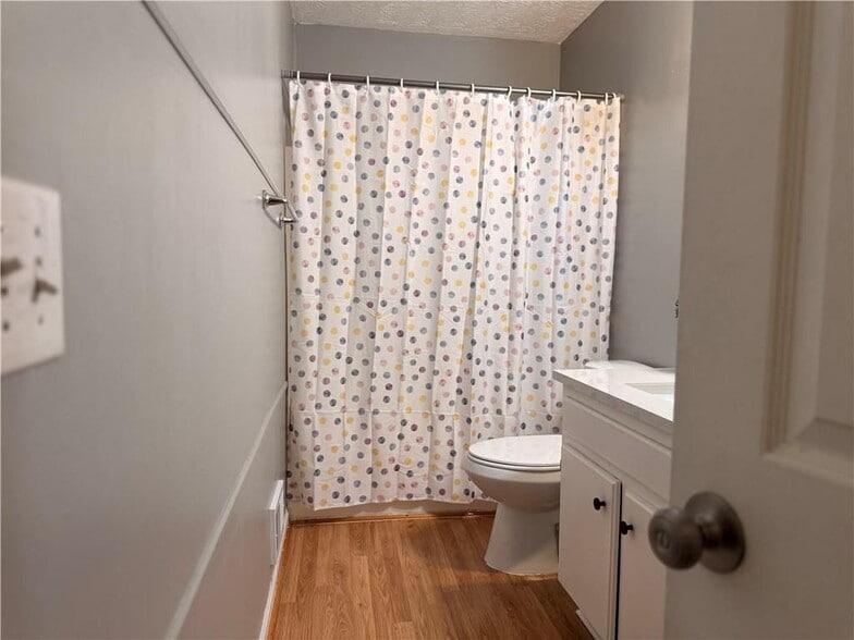 Building Photo - 1424 Shadowbrook Dr