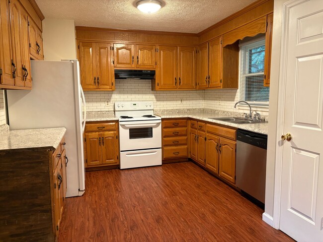 Building Photo - COMING SOON - 3 Bedroom, 1 Bathroom House ...