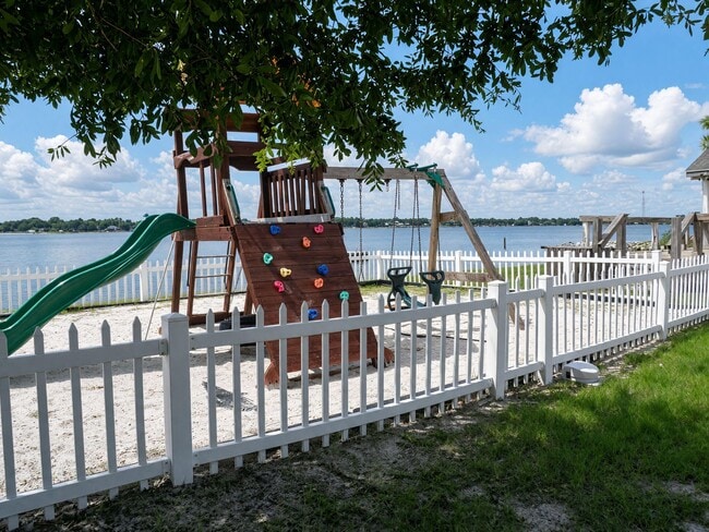 Building Photo - 240 Yacht Club Dr NE