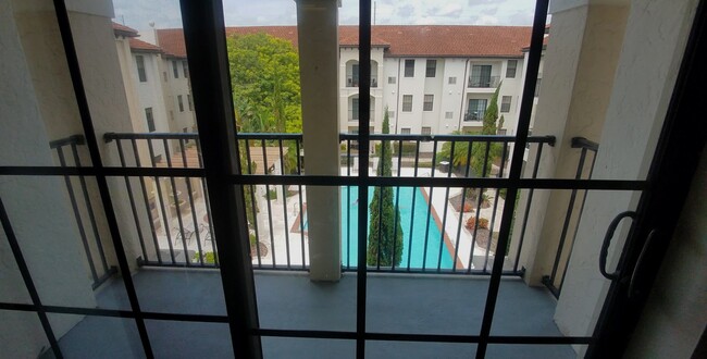 Building Photo - Beautiful 3/2 Pool View Condo  x Rent @ Th...