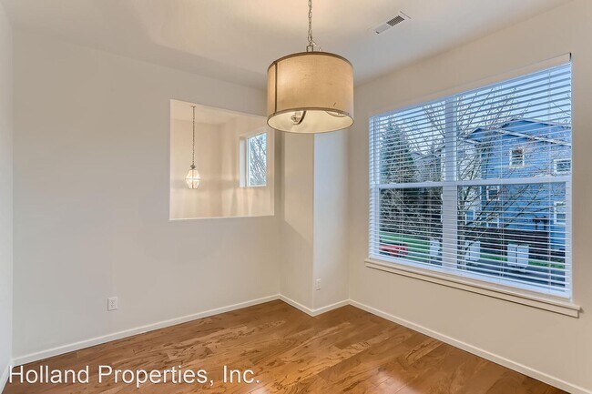 Building Photo - 3 br, 3 bath House - 2155 NE Cadbury Ave