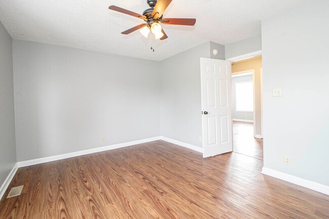 Building Photo - 1212 Kendall Dr
