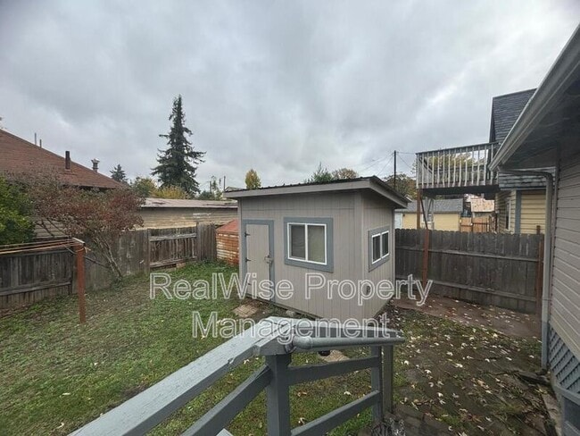 Building Photo - 212 SE Mosher Ave