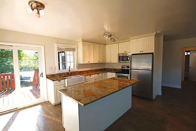 Building Photo - Rare Find in the Coveted Cheery Lynn Historic District!