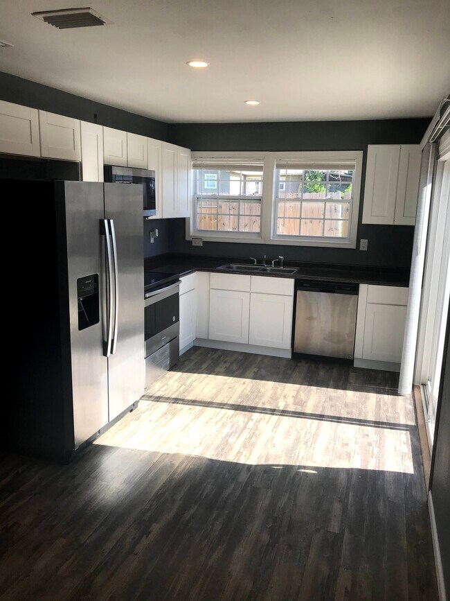 Primary Photo - 1002 W 12th St