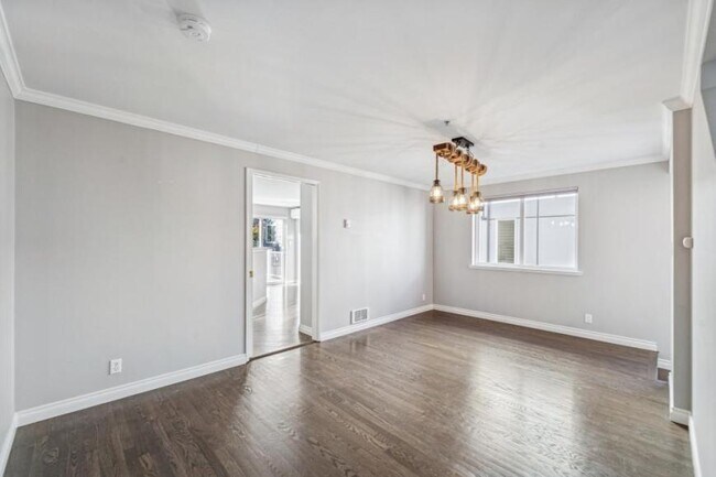 Building Photo - 3 bedroom in Seattle WA 98103