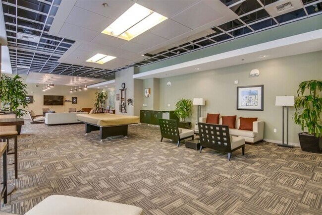 Building Photo - Large 1 Bedroom 1 Bath next to Petco Park