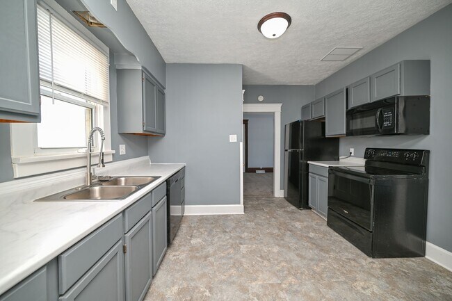 Building Photo - Large 4 Bedroom/2 Bath Home For Rent