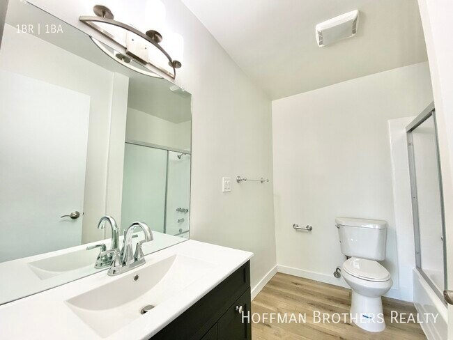 Building Photo - 410 S Manhattan Pl