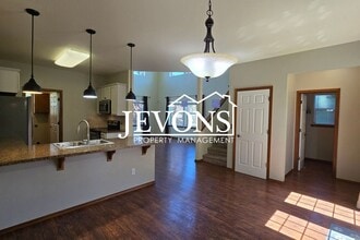 Building Photo - Coming soon! 3 Bed / 2.5 Bath Single-Family Home in West Yakima