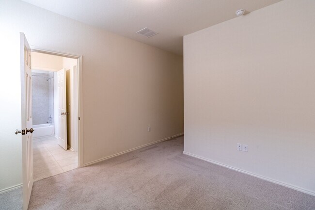 Building Photo - Charming Oasis in Wells Branch: Spacious 3-Bed Home with Stylish Upgrades!
