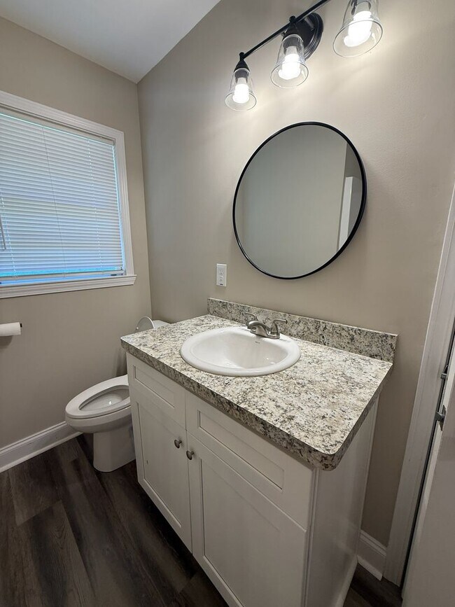Building Photo - Charming 4 Bedroom Home located in Histori...