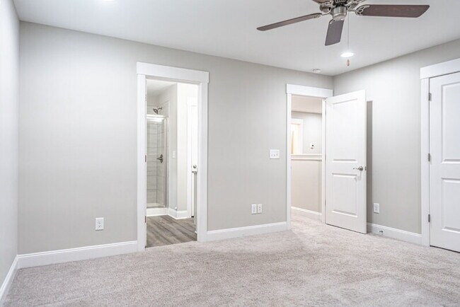 Building Photo - 643 Lilac Ln