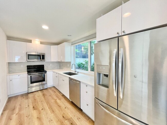 Building Photo - Spacious Modern Townhome in UD!!