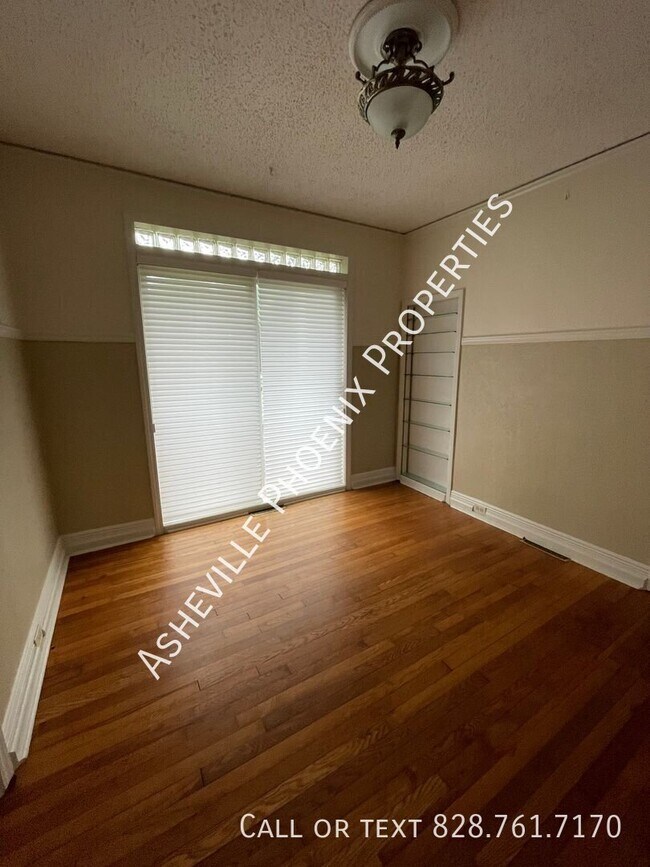 Building Photo - 11 Enka Oak St