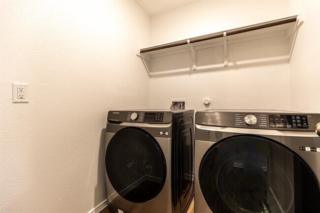 Building Photo - 175 Silver Springs Bend