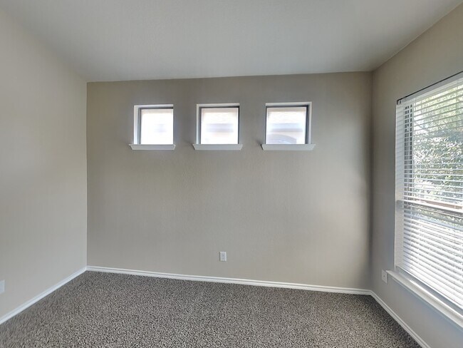 Building Photo - 1250 Nicholas Manor