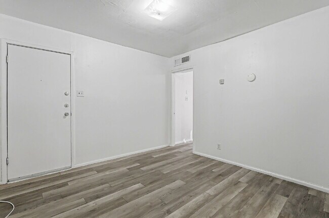 Building Photo - 79904$600 rent. Water and trash included in this 1 bedroom 1 bath apartment.