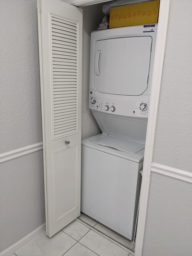 Building Photo - 90 SW 5th Ave