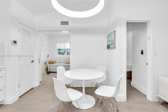 Building Photo - 836 W 40th St