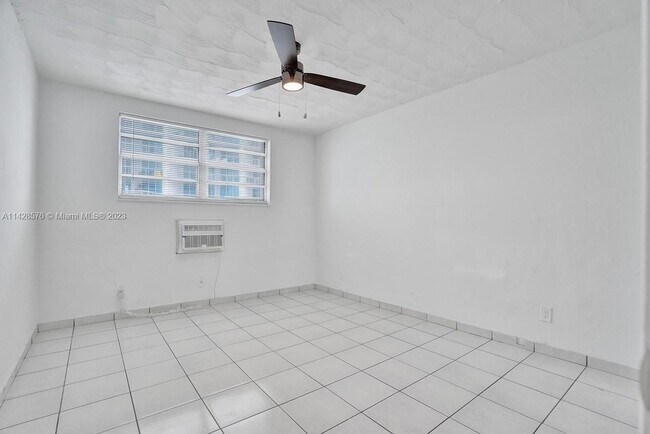 Building Photo - 505 NE 30th St