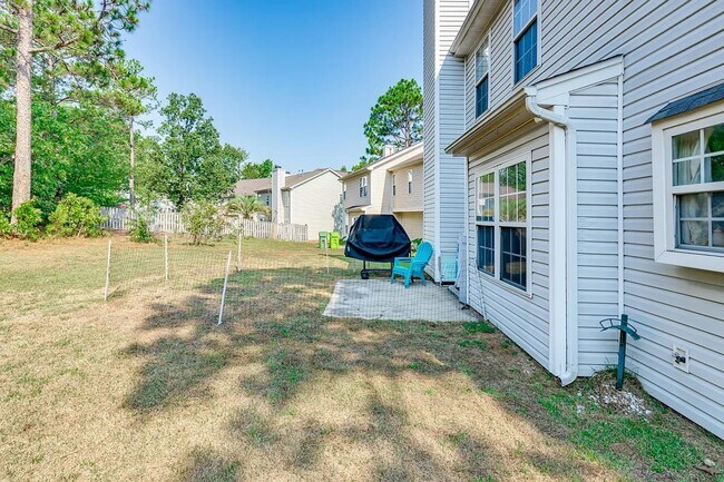 Building Photo - Spacious home located in the beautiful and...