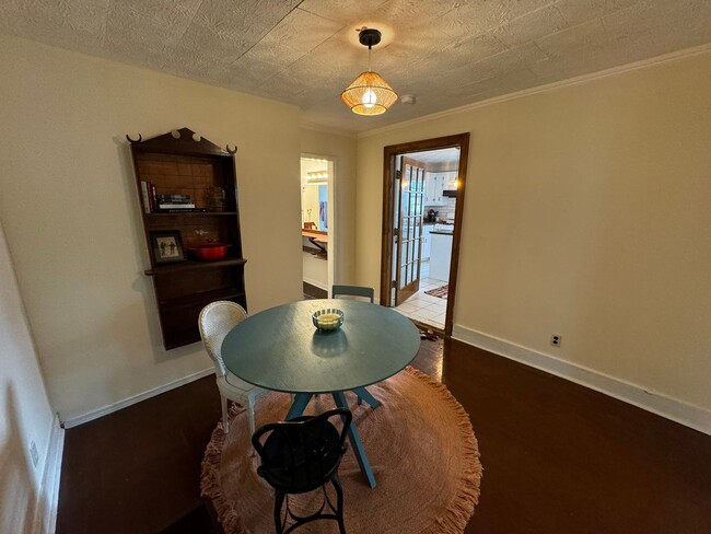 Building Photo - Updated 3bed/2bath House with Older Charm!