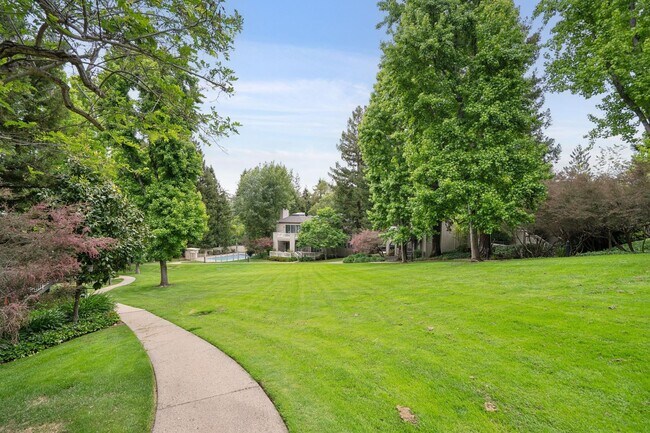 Building Photo - 651 Manresa Ln