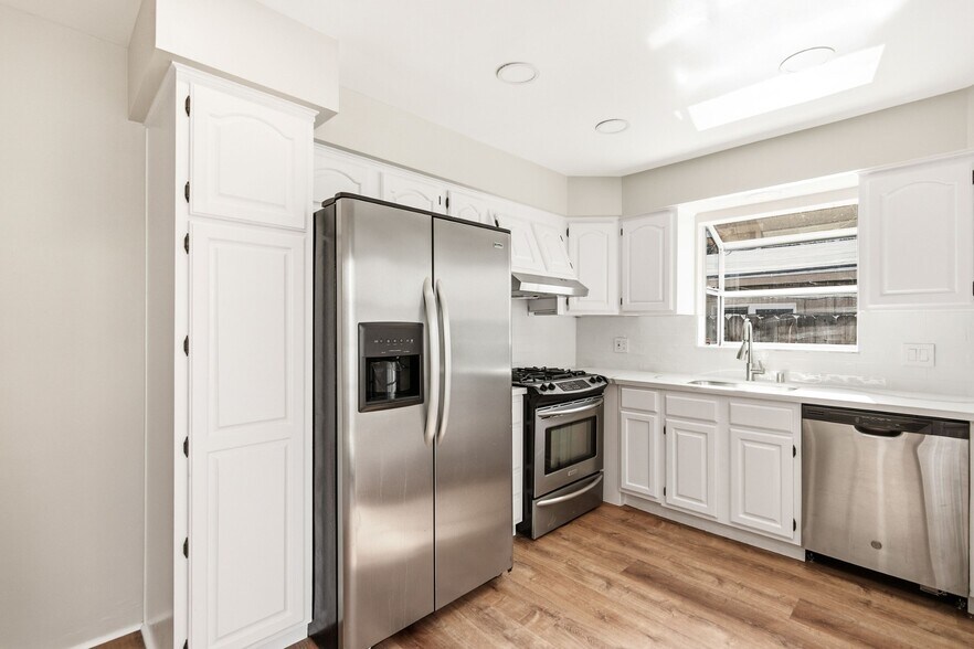 Building Photo - 12334 Moorpark St