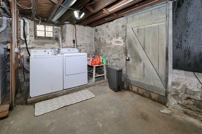 Building Photo - 356 Midland St