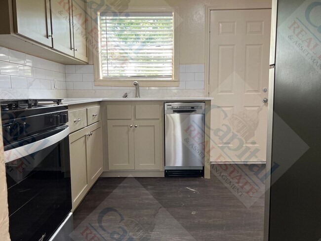 Building Photo - 806 Bell Dr