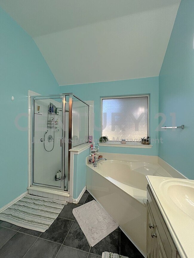 Building Photo - Inviting 3/2/2 on Corner Lot in Fort Worth...