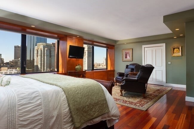 Building Photo - 65 E India Row