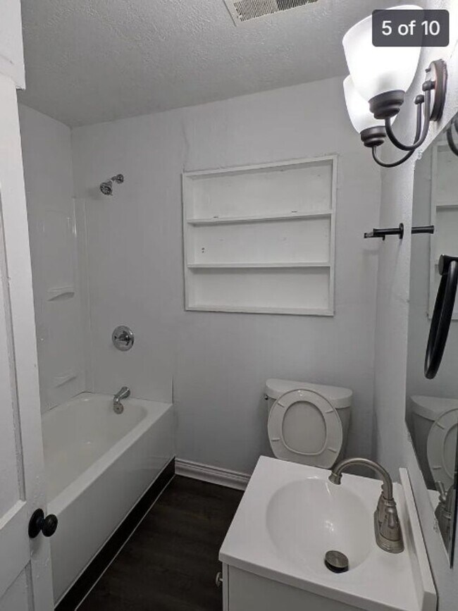 Building Photo - 4015 Hartel St