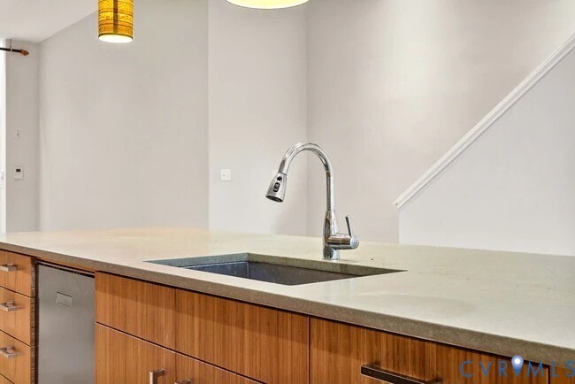 Building Photo - 105 E Broad St