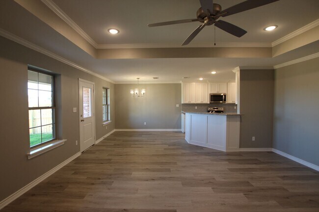 Building Photo - Beautiful 3 Bedroom 2 Bathroom Townhouse in South Tyler! 1/2 OFF FIRST FULL MONTHS RENT!