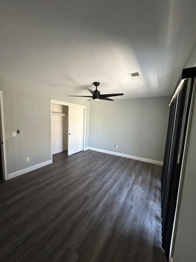 Building Photo - Don't miss out in North Hanford! 3 bedroom 2 bath with solar!