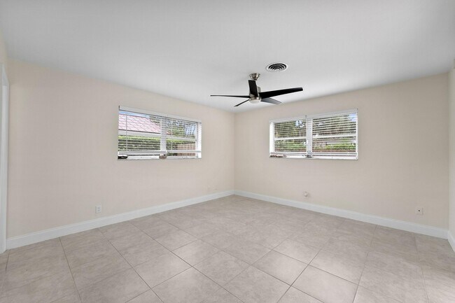 Building Photo - 818 W Camino Real