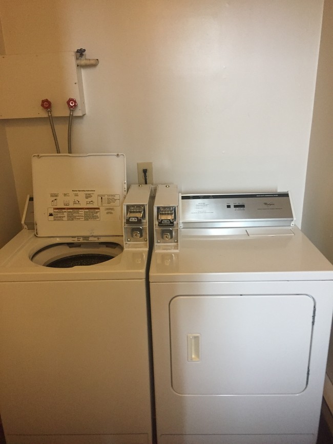 Laundry room facilities - 816 Cain St