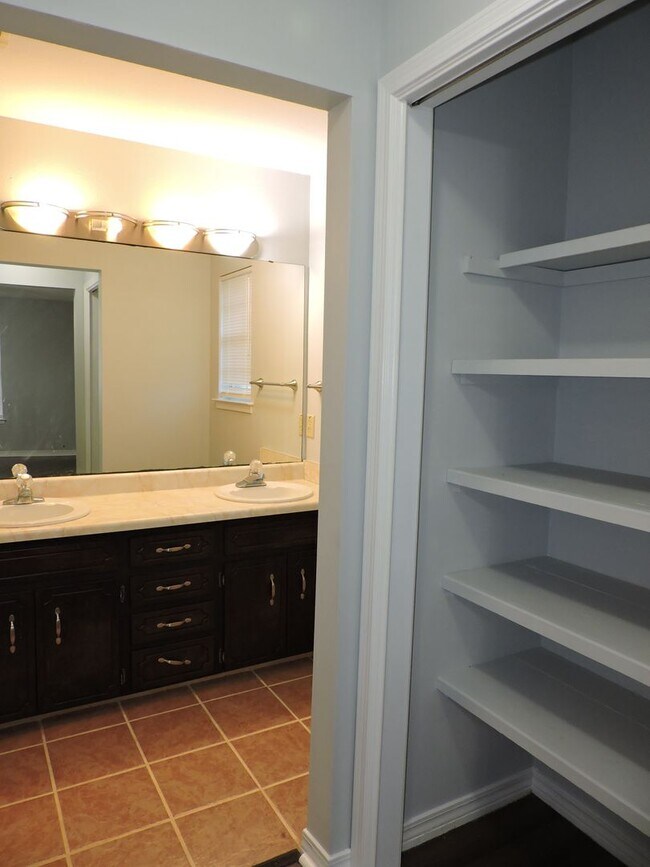 Building Photo - Convenient to interstate, schools & shopping!
