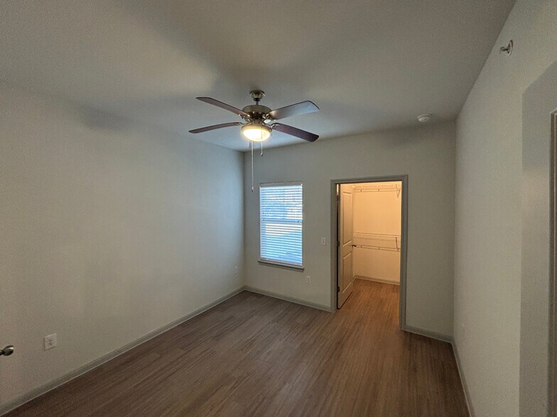 Building Photo - 950 FM2001