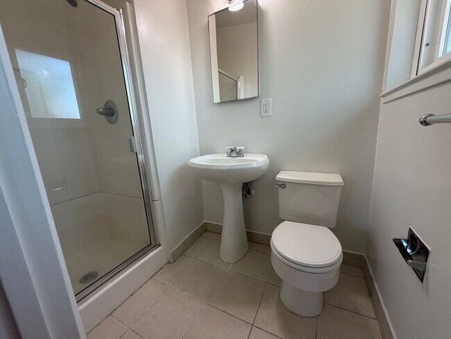 Building Photo - Adorable 3 bedroom 2 bath bungalow in Rosemont