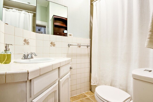 Building Photo - Beautifully Renovated Home in the Berkley ...